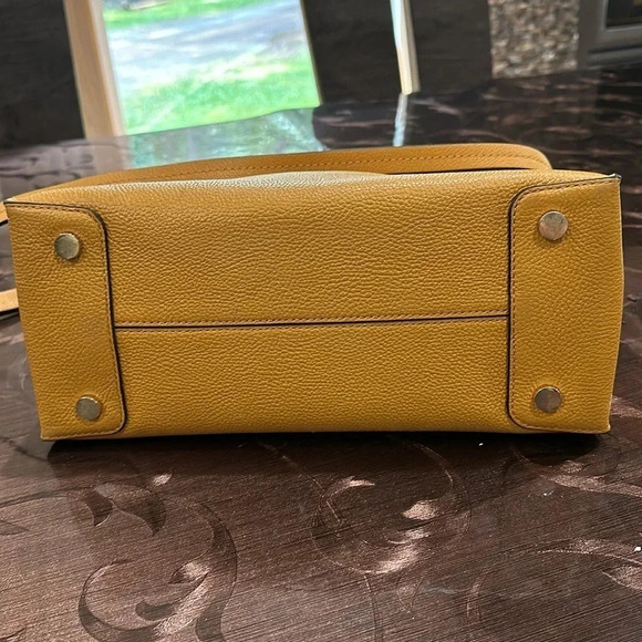 Michael Kors
Michael Kors Yellow Leather Large Mercer Tote - Picture 4 of 6